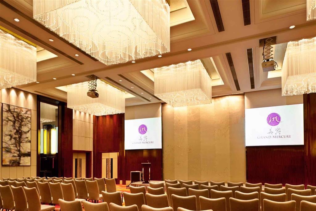 Pullman Jingan Hotel 5*